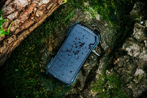 LAMAX Journey 12000mAh külső akkumulátor napelemes töltési lehetőség 20W gyorstöltés lámpa funkció